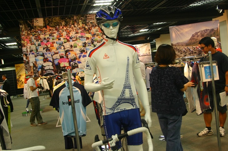 ルコックスポルティフ2010展示会　ヨーロッパロードレースのディスプレイに映えるレースライン