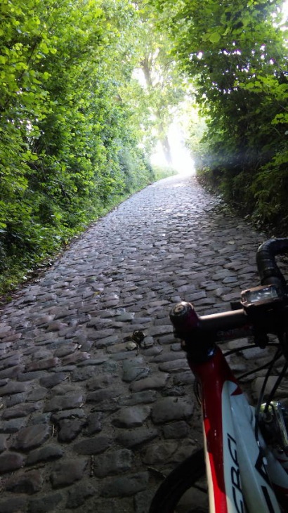ベルギーのパヴェ（石畳）。こんな路面が欧州のレースには頻繁に登場する