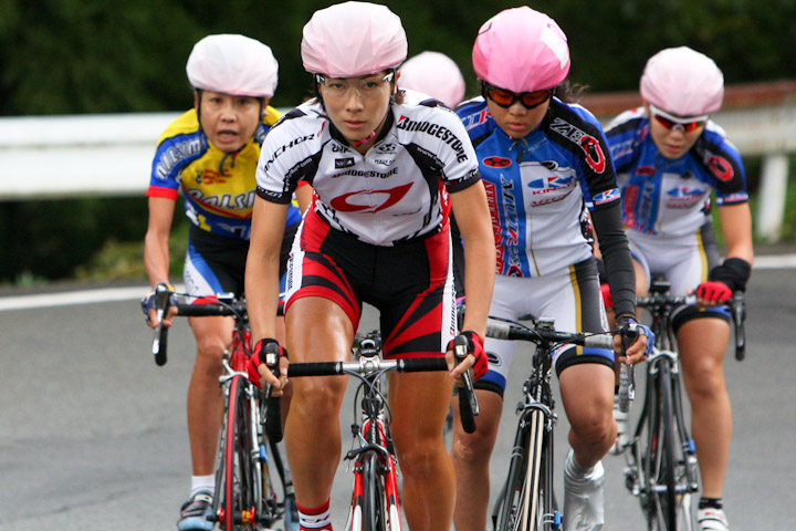 FR 森田正美(チームブリヂストン・アンカー)が集団を引っ張る