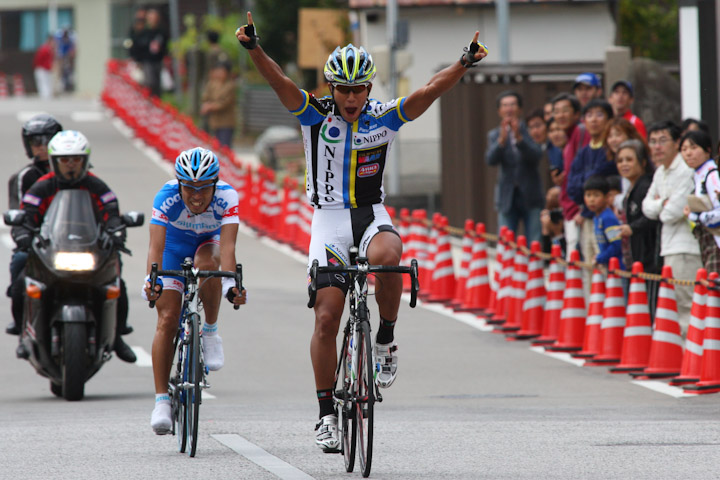 佐野淳哉(TEAM NIPPO-COLNAGO)が力でねじ伏せ3勝目
