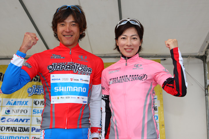 Jサイクルツアー&Jフェミニン総合1位の鈴木真理(シマノレーシング)と森田正美(チームブリヂストン・アンカー)