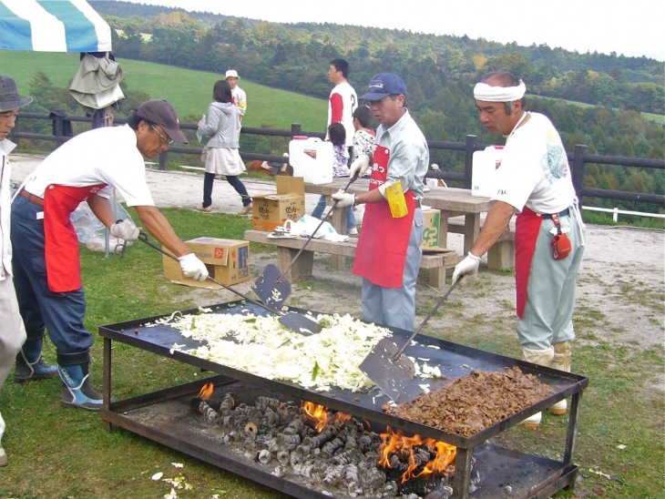 豪快な鉄板焼きもグルメスポットだ