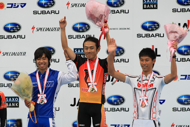 表彰式、左から2位木守望(京都産業大学) 、優勝大塚潤(TEAM YOU CAN) 、3位寺崎武郎(バルバレーシング)