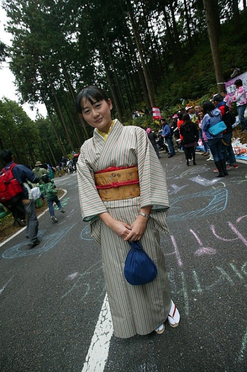 和服の女性が歩いてます。テーマは？「日本杯どす」