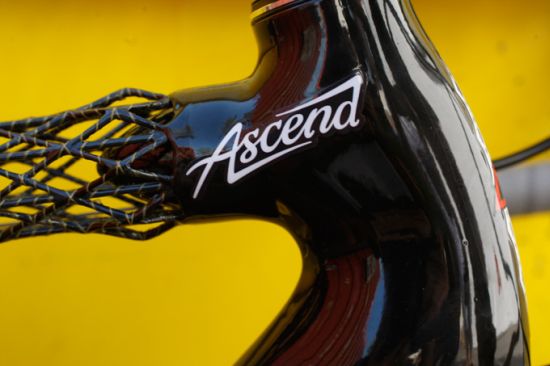 Ascendは「上昇する」という意味。文字通りのヒルクライム性能を持つ
