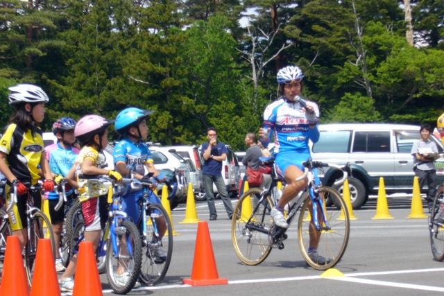 子供たちに自転車の乗り方を教える別府匠選手（愛三工業レーシング）写真はウィーラースクールでのもの
