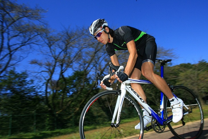 路面状況に左右されない性格付けが奏功し、レースのみならずロングライドにも向くバイクだ