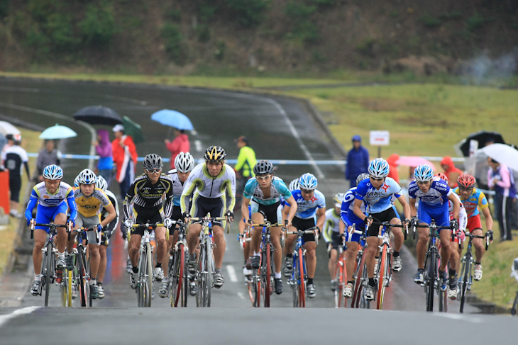 C1 降りしきる雨の中スタートする選手たち