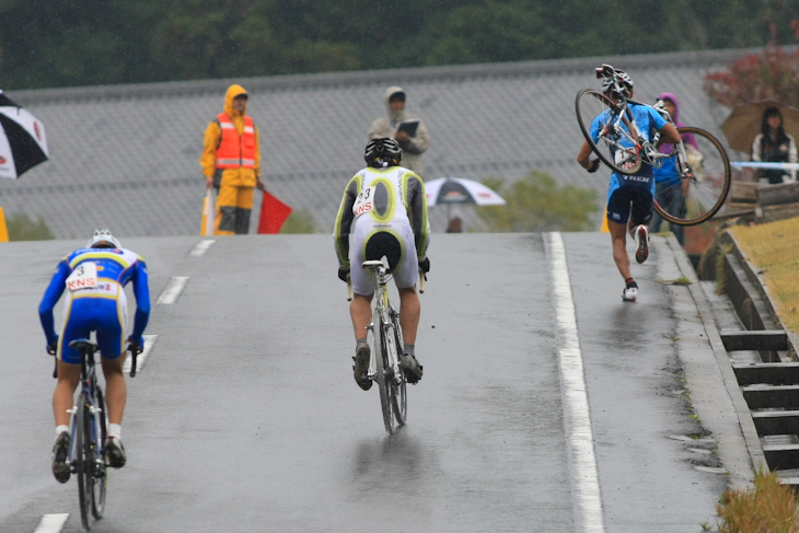 C1　バイクを担いで走る竹之内悠（TREK）に松井正史（シマノドリンキング）らが迫る