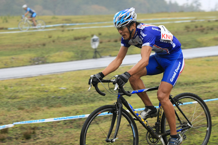 C1 先頭を独走する永良大誠(グランデパール播磨)、後方に竹之内悠(TREK)の姿が
