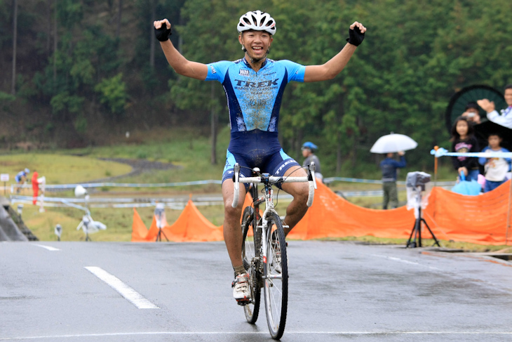 C1　何度もトラブルに見舞われながらも優勝した竹之内悠（TREK）