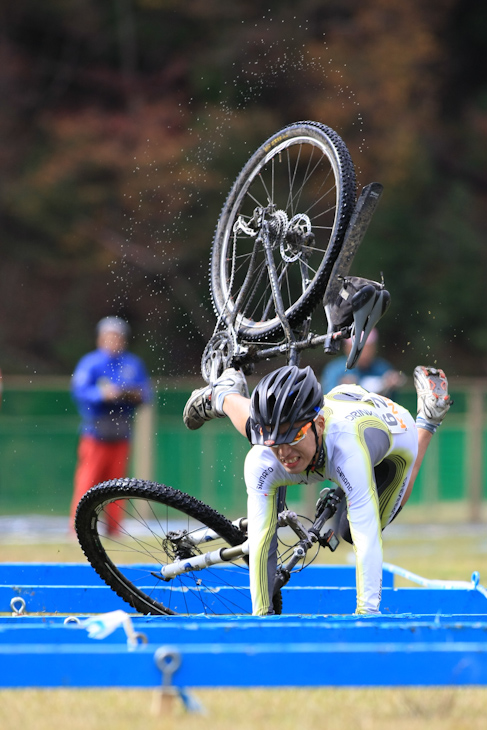 CFS バイク乗車で挑んだ選手は次々に転倒