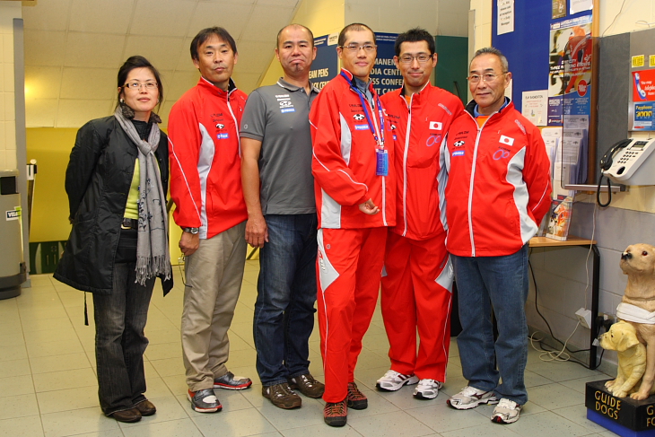 藤田征樹（右から２人目）、阿部学宏（右から３人目）と日本のサポートスタッフら