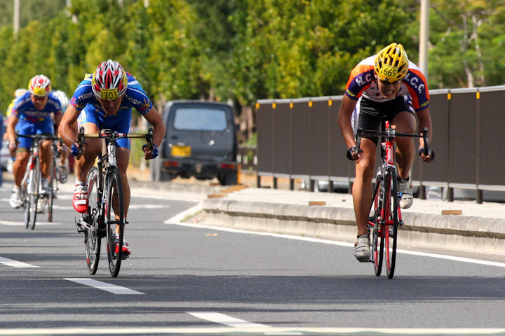 市民レース85km優勝の阿部紘太（右、法政大学サイクリング同好会）