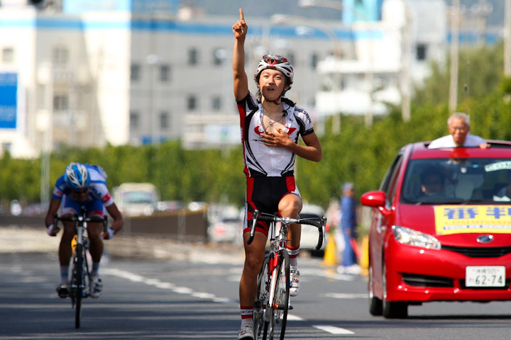 09年のおきなわ、伊丹健治（チームブリヂストン・アンカー）が阿部嵩之（シマノレーシング）を下して優勝