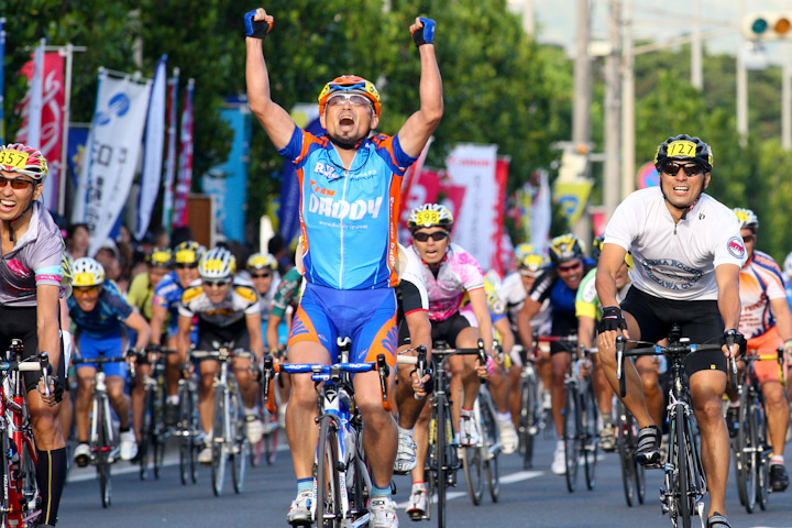 ツール・ド・おきなわでは市民50kmで3度の優勝を誇る鈴木店長。2009年にはQ-Ringsを使用し2勝目をマーク