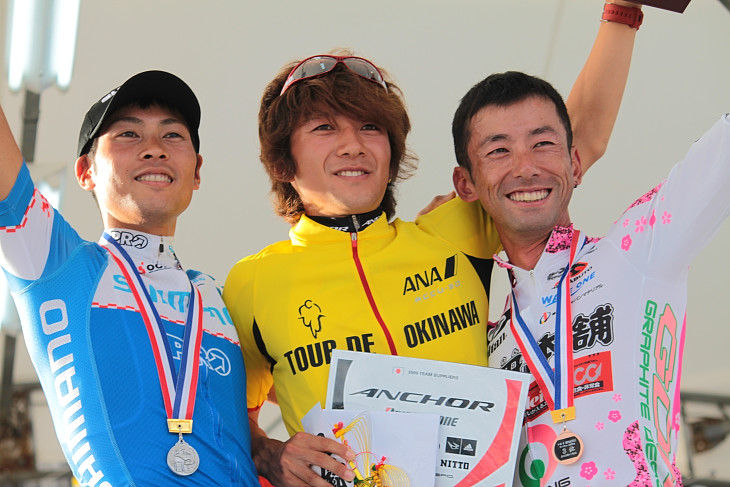 チャンピオンレース優勝の伊丹健治(チームブリヂストン・アンカー)、2位阿部嵩之(シマノレーシング)、3位福島晋一(EQA・梅丹本舗・グラファイトデザイン)