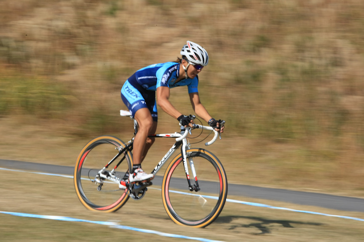 C1 下位とのタイム差を広げながら周回を重ねる竹之内悠(TREK)