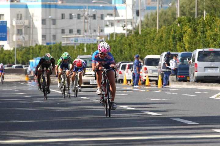 女子国際85kmゴール 明珍裕子(朝日大学)、後方は市民200km先頭