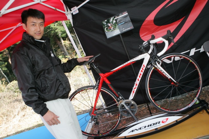 ブリヂストンブースで新作RMZの解説をしてくれた渋谷淳一さん