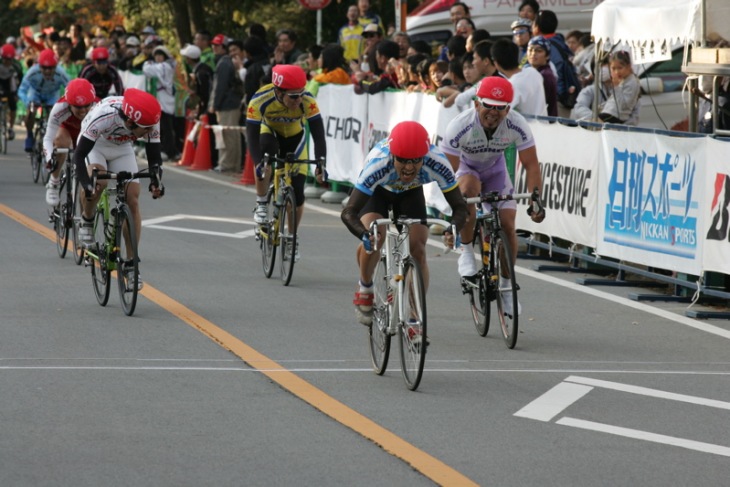 Aクラスのゴール。往年の名選手・橋詰一也（内房レーシング）が久しぶりの優勝！