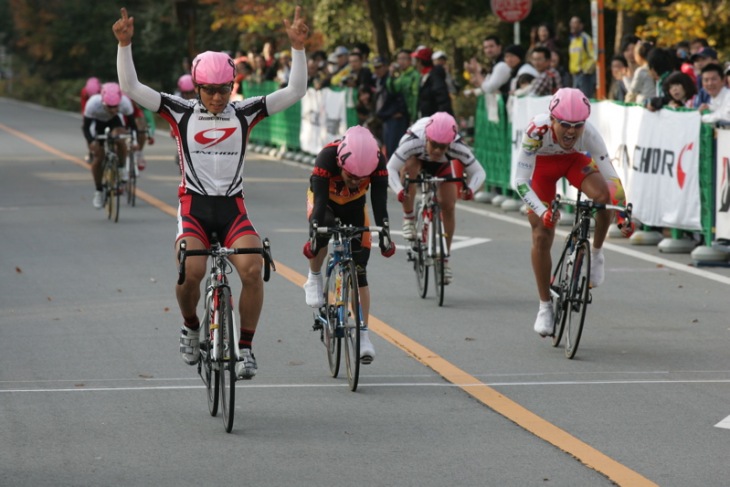 Sクラスのゴール。トップの福田真平（ブリヂストンアンカー）はオープン参加であったため、大塚潤（Team YOU CAN）が優勝