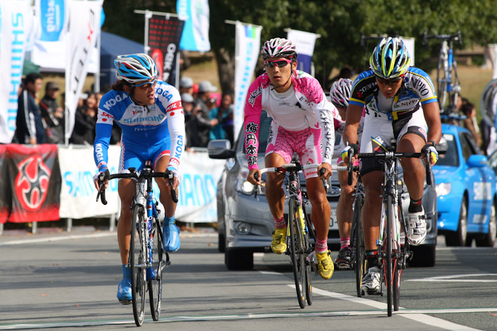ラスト1周、追走の4人。鈴木真理(シマノレーシング)と佐野淳哉(TEAM NIPPO-COLNAGO)が引く
