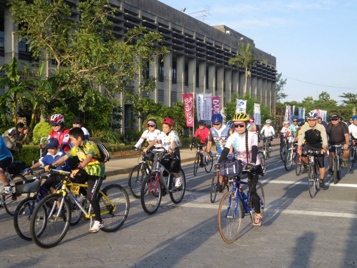 名護市民会館前をスタート