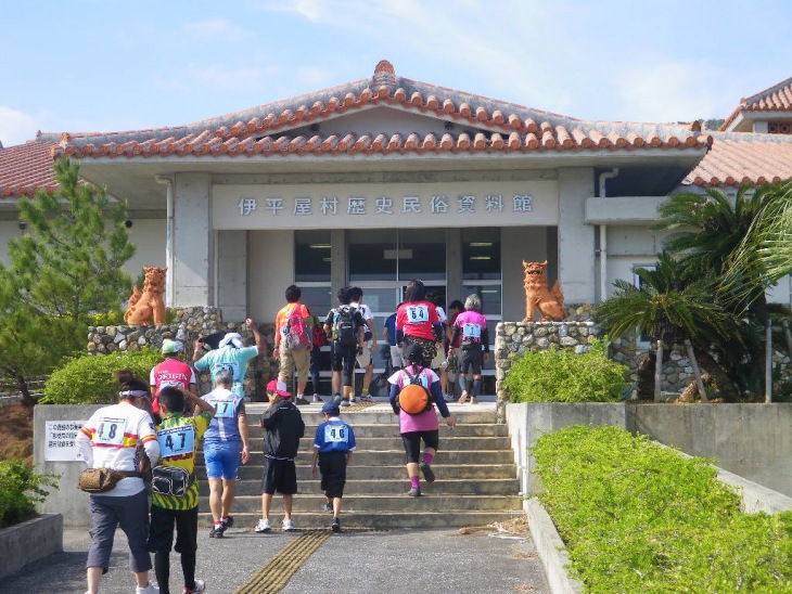 民俗資料館で島の暮らしを学びます