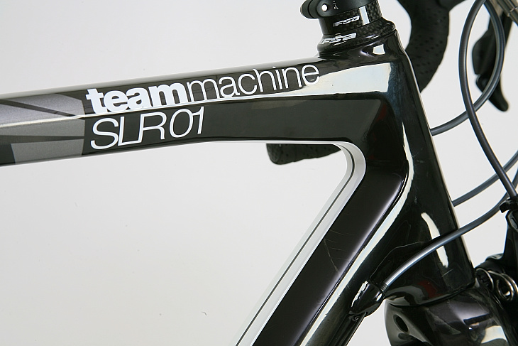 トップチューブに入るteammachine SLR01のロゴ