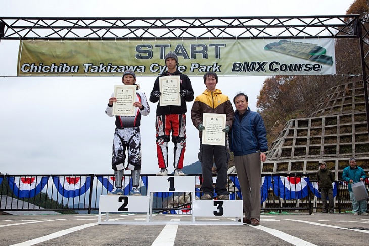クルーザー13～29 歳クラス表彰式。3 位は秩父BMX 協会所属の田島俊史