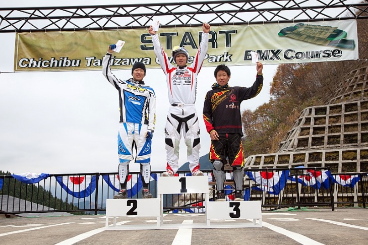 スーパークラス表彰式:優勝・三瓶将廣、2 位・松下巽、3 位・高橋堅太