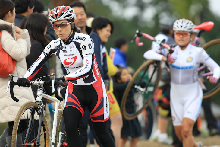 CL1 先頭で競り合う森田正美(チームブリヂストン・アンカー)と豊岡英子(パナソニックレディース)