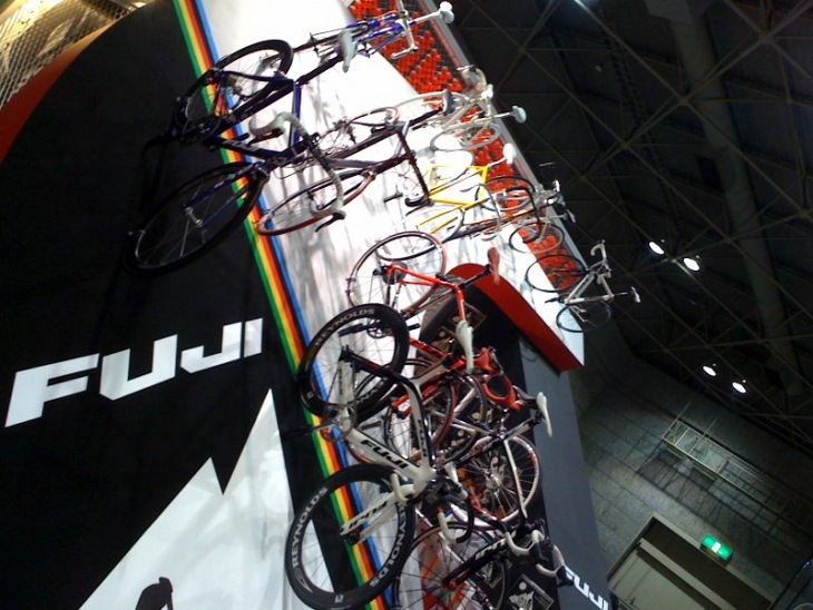 自転車が流れるように展示されたフジのブースは圧巻