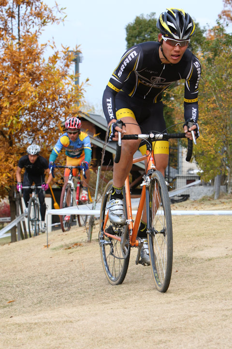 C1 3番手グループの小森亮平(Trek-Live STRONG U-23 Team)ら