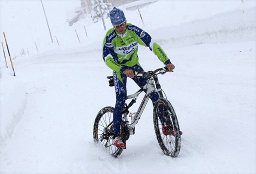 雪道で悪戦苦闘するヴィンチェンツォ・ニーバリ（イタリア、リクイガス）