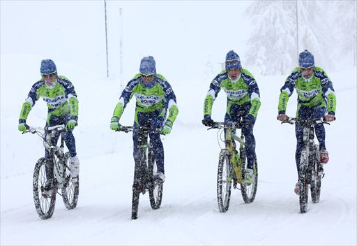 雪道をマウンテンバイクで進むペッリツォッティ、バッソ、クロイツィゲル、ニーバリ