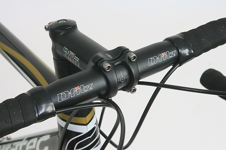 フロント廻り。完成車には日本人フィットのD-Fitハンドル&ステムがセットされるは