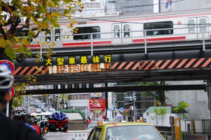 渋谷駅近くのガード。昼になり交通量が増えてきた