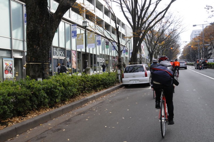 表参道ヒルズの横を走り抜ける