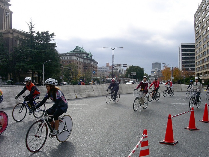 名古屋市中心部を占有してサイクリストたちが走る