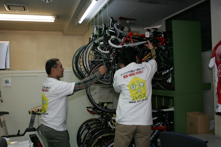 預かった自転車は、スタッフの手によってしっかりと保管場所に収められる