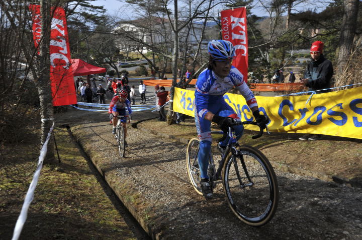 シクロクロスも走る。阿部は、ロードレースに限らず様々なカテゴリーのレースに挑戦し続けている（関西シクロクロス2009-2010第5戦丹波自然公園）