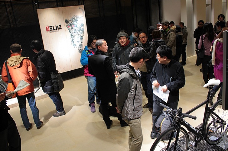 プレゼンテーションには多くのメッセンジャー、ファッション＆バイク関係者、クリエイターが集まった