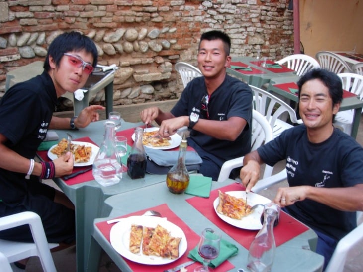 2007年NIPPOコーポレーション・梅丹本舗・エキップアサダでのフランス活動時代、レース前の食事風景。左から中島康晴、佐野淳哉、岡崎