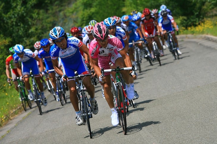 引退レースとなった2009年全日本選手権で集団を引く岡崎。この後自転車を降りた岡崎は、地元後援会の人達から花束を受け取ると、溢れる涙をこらえながら最後の挨拶を行った