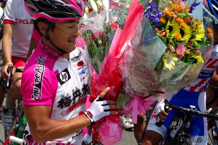 2009年全日本選手権ロード、スタート前の引退セレモニーで花束を受け取る岡崎