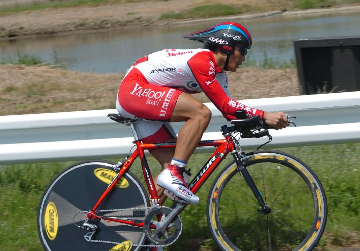 2007年全日本選手権タイムトライアル、フラットな秋田県大潟村のコースを全力疾走する岡崎。2008年も連覇し、全日本TTを計4勝する