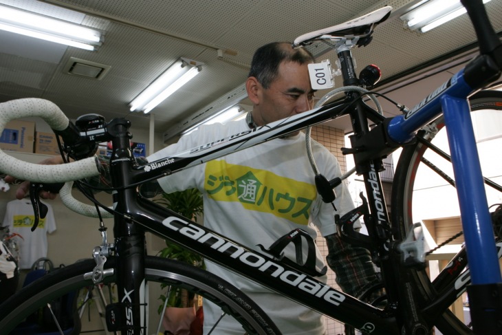 お客様の自転車をメンテナンスする原田さん