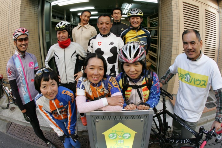原田さんの人柄を慕い、お客さんや自転車仲間が自然と集まる